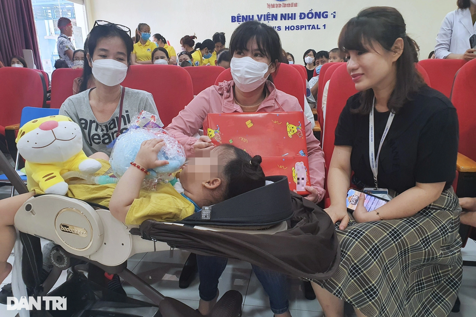 Nỗi khổ bị gắn mác bệnh trẻ em, mỏi mòn chờ thuốc được cấp phép - 1