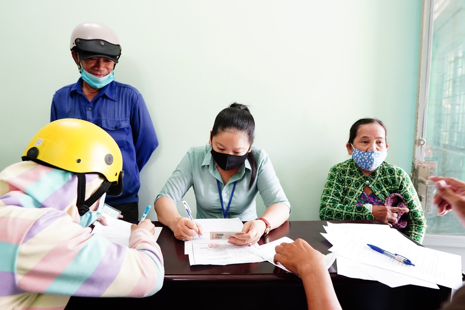 TPHCM: Không nhận được tiền hỗ trợ vì không có tạm trú - 9 TPHCM: Không nhận được tiền hỗ trợ vì không có tạm trú - 9