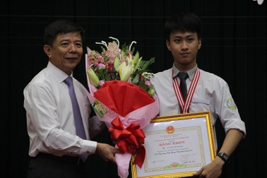 Quảng Bình: “Chàng trai vàng” Vật lý Quốc tế được Chủ tịch tỉnh tặng Bằng khen