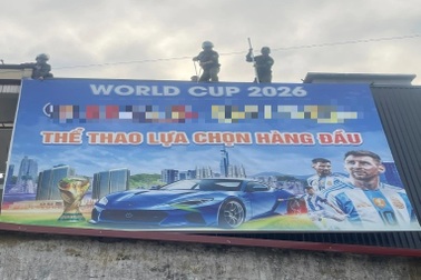 Tháo dỡ biển quảng cáo cờ bạc trực tuyến được treo trên tường nhà dân