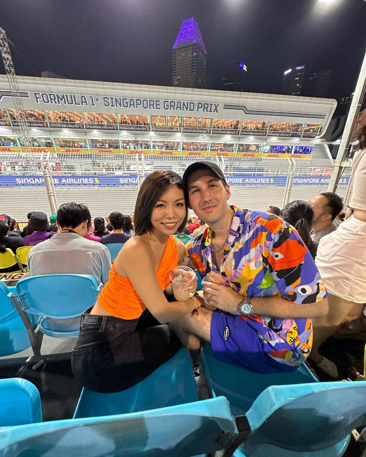 בעל ואישה הופיעו בטעות בתמונות אחד של השני שנים רבות לפני שנפגשו - 2 Vợ chồng vô tình xuất hiện trong ảnh của nhau từ nhiều năm trước khi quen - 2