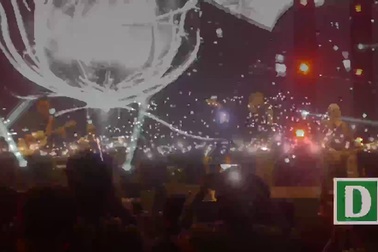 Nhóm Ngũ Cung trình diễn "Bông hồng thủy tinh", hàng ngàn khán giả hát theo