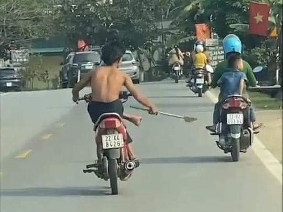 Thiếu niên 15 tuổi tay cầm dao phóng lợn, lái xe máy bằng chân - 1 Thiếu niên 15 tuổi tay cầm dao phóng lợn, lái xe máy bằng chân - 1