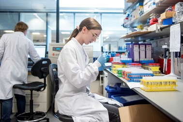 Vắc xin ngừa Covid-19 của ĐH Oxford cho tín hiệu triển vọng