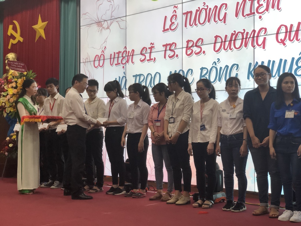 Trao học bổng khuyến học Dương Quang Trung cho SV ngành Y học giỏi vượt khó - 1 Trao học bổng khuyến học Dương Quang Trung cho SV ngành Y học giỏi vượt khó - 1