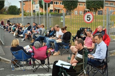 Hàng trăm phụ huynh xếp hàng từ 3 giờ sáng giành đồ ăn miễn phí cho con