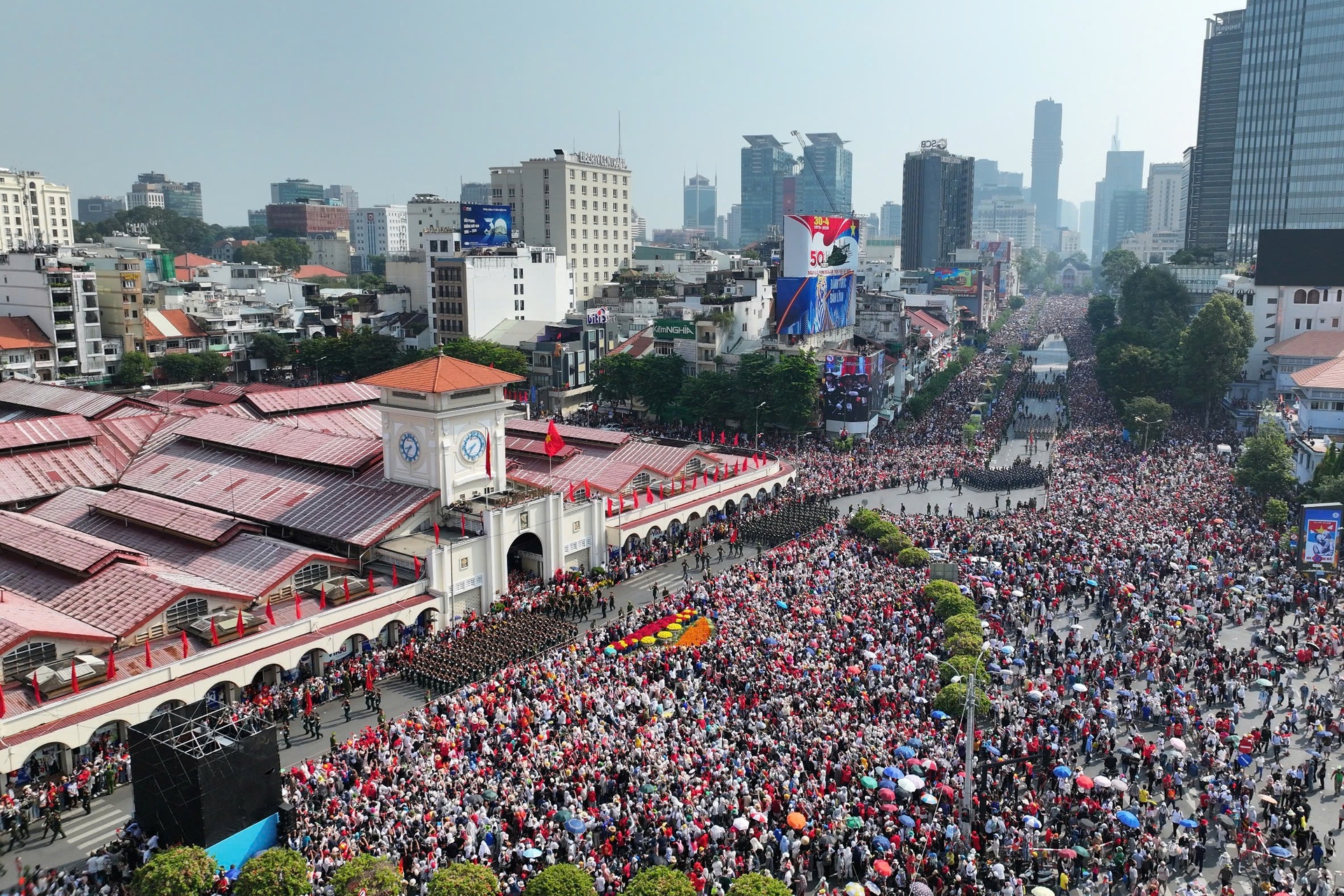 Đoàn quân kiêu hùng đi trong lòng nhân dân giữa TPHCM - 13 Đoàn quân kiêu hùng đi trong lòng nhân dân giữa TPHCM - 13