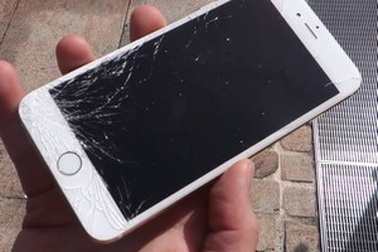 Thanh niên đánh rơi iPhone 6 ngay khi mở hộp