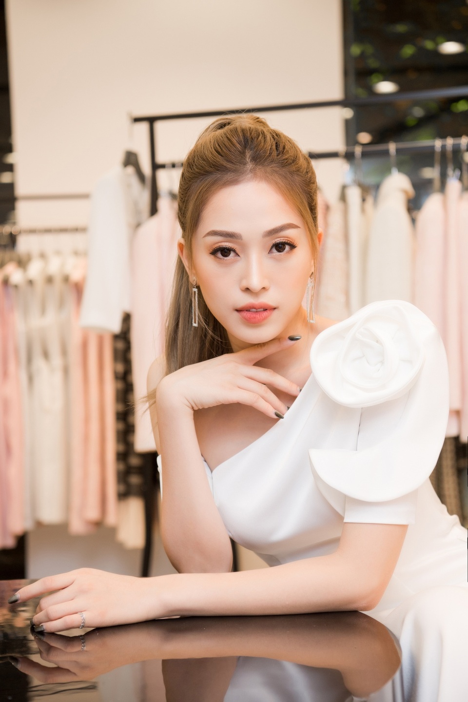 “Mẹ chồng” Lan Hương được dàn Hoa hậu, diễn viên tranh nhau gọi “u” - 12 “Mẹ chồng” Lan Hương được dàn Hoa hậu, diễn viên tranh nhau gọi “u” - 12