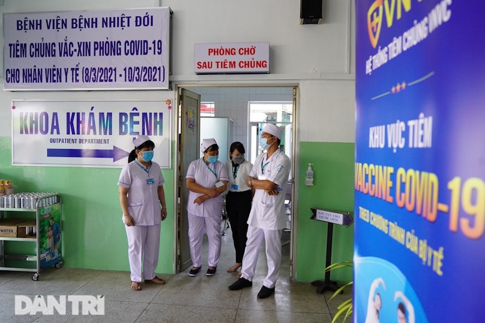 Bắt đầu tiêm vắc xin Covid-19 diện rộng cho nhân viên y tế - 1 Bắt đầu tiêm vắc xin Covid-19 diện rộng cho nhân viên y tế - 1