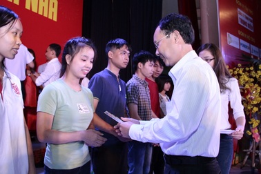 TPHCM: Ấm tình xuân cho sinh viên đón tết xa nhà