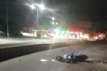 Hai thượng úy cảnh sát cơ động lao xe vào dải phân cách, tử vong