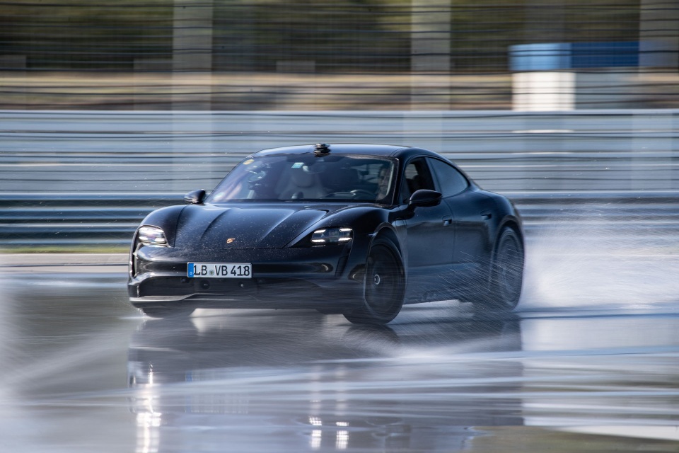 Porsche Taycan lập kỷ lục cú drift bằng xe điện dài nhất thế giới - 1 Porsche Taycan lập kỷ lục cú drift bằng xe điện dài nhất thế giới - 1