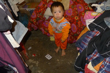 Bé 1 tuổi thường xuyên bị đói vì bố dại, mẹ đau