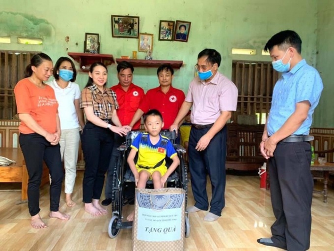 Hội Bảo trợ Người khuyết tật và Trẻ mồ côi tỉnh cùng các nhà hảo tâm tặng xe lăn cho trẻ em khuyết tật xã Mỹ Thuận, huyện Tân Sơn. Ảnh Thu Hương