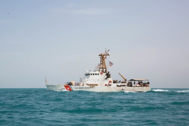 Chiến hạm Mỹ bắn 30 phát súng cảnh cáo 13 tàu Iran "áp sát nguy hiểm"