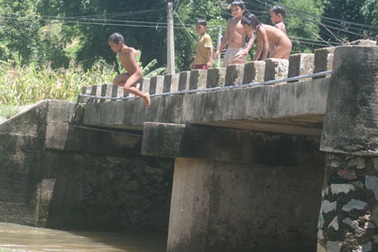 Rùng mình cảnh trẻ bật người từ độ cao 6m