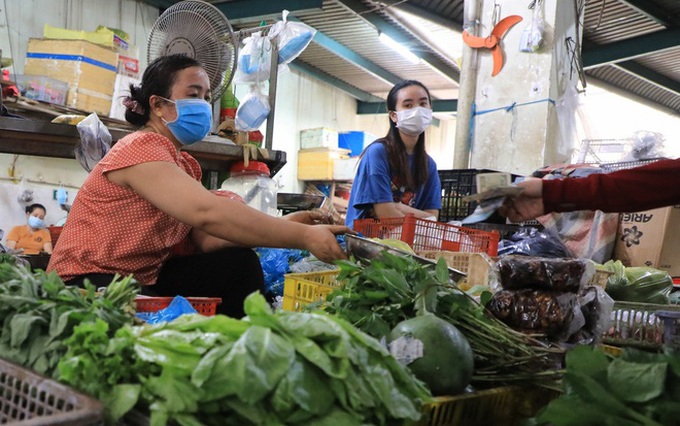 TP.HCM cho mở lại điểm bán lương thực, thực phẩm tại các chợ truyền thống