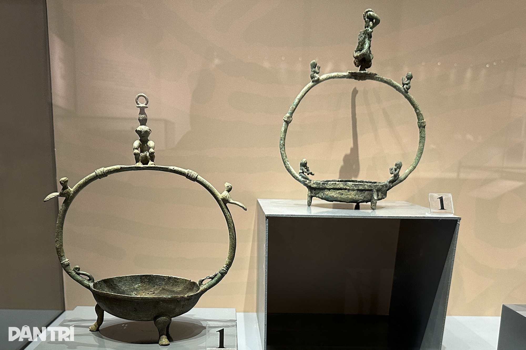 Beundrar den största Dong Son-bronstrumman som någonsin visats upp i Hanoi - 9 Ngắm trống đồng Đông Sơn lớn nhất từ trước đến nay đang trưng bày ở Hà Nội  - 9