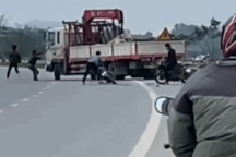 Nhóm thanh niên cầm hung khí chặn xe tải trên quốc lộ