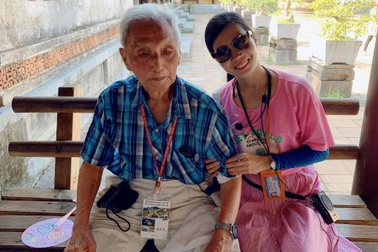 Hướng dẫn viên du lịch xoay đủ nghề tránh "bão" Covid-19