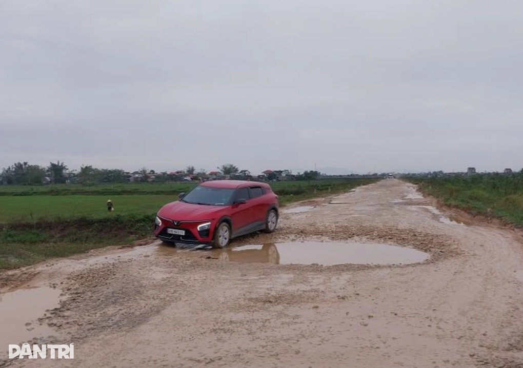 Đường liên tỉnh chi chít ổ voi, ô tô dò dẫm bò qua - 1
