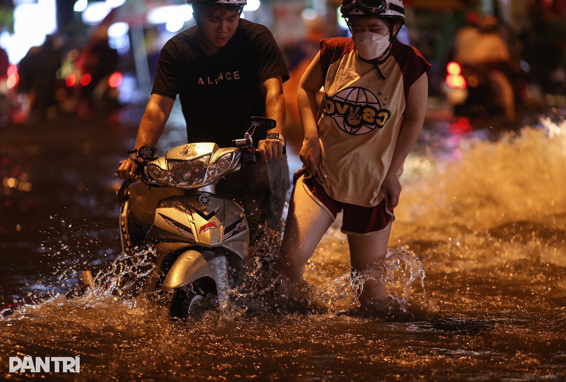 Mưa như trút nước, người dân TPHCM bì bõm về nhà trong đêm - 11 Mưa như trút nước, người dân TPHCM bì bõm về nhà trong đêm - 11