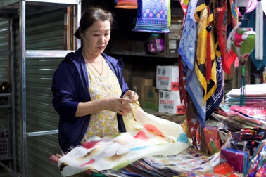 Khung cảnh khác thường ở chợ Hội An, thương lái nặng nỗi lo sau lũ