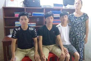 Cảm phục ba anh em sinh 3 đều đỗ vào Trường sĩ quan Thông tin