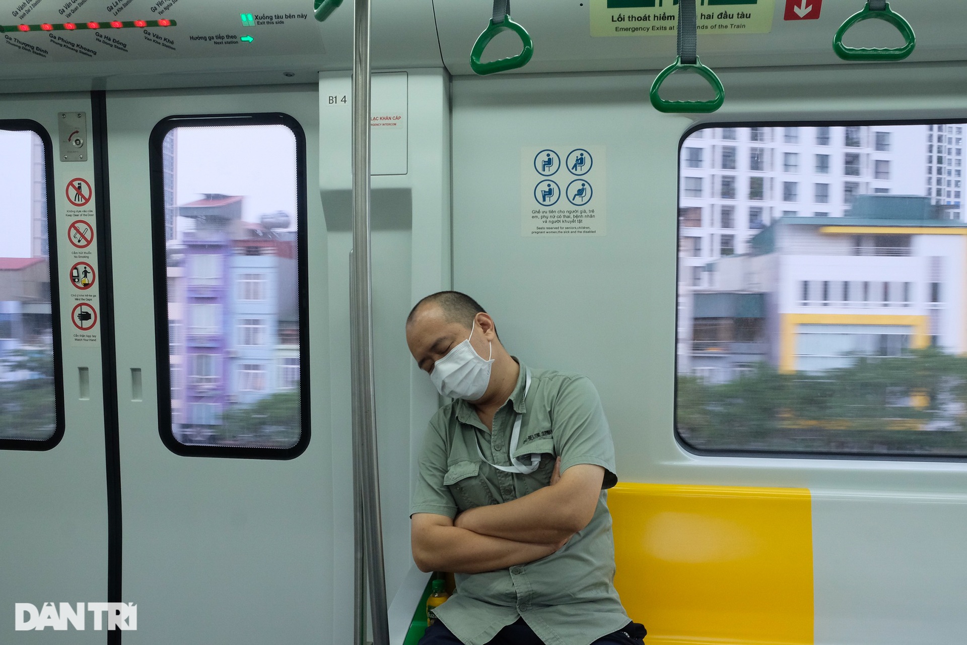 Theo chân người dân đi làm bằng tàu điện: Nhanh hơn xe riêng, tránh ùn tắc - 6 Theo chân người dân đi làm bằng tàu điện: Nhanh hơn xe riêng, tránh ùn tắc - 6