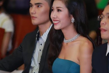 Á hậu quốc tế Thúy Vân khoe vai trần nuột nà