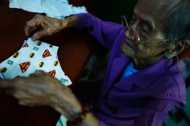 Mẹ VNAH 95 tuổi cặm cụi may khẩu trang tặng người dân