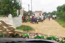 Ra đường chặn xe cô dâu để... đòi tiền nông thôn mới