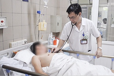 Ăn con so biển to bằng bát cơm, nam bệnh nhân liệt, suy hô hấp đe dọa tử vong