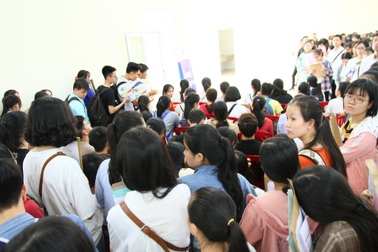 Tân sinh viên chen chân làm thủ tục nhập học