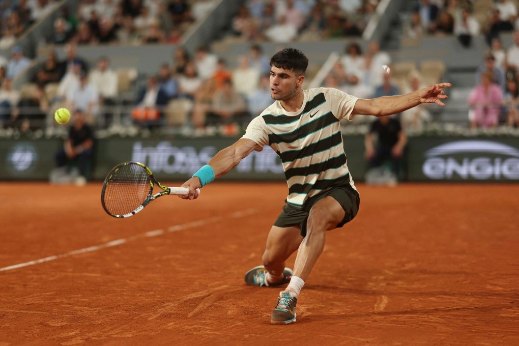 Alcaraz thoát khỏi khó khăn, tiến bước tại Roland Garros - 2 Alcaraz thoát khỏi khó khăn, tiến bước tại Roland Garros - 2
