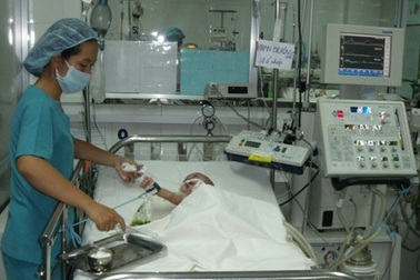 Cháu bé không có hậu môn đã được phẫu thuật