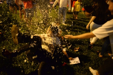 Phát khóc vì bị xịt tuyết vào mặt trong đêm Giáng sinh