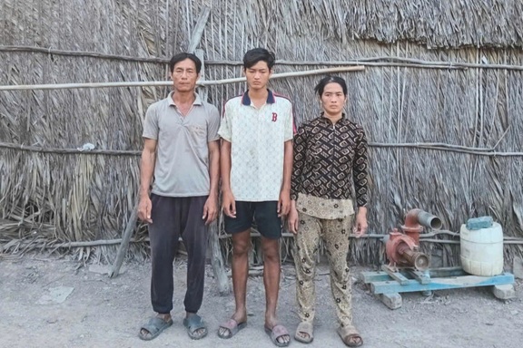 Căn nhà lá mục nát giữa xóm, 4 người co ro qua những mùa mưa