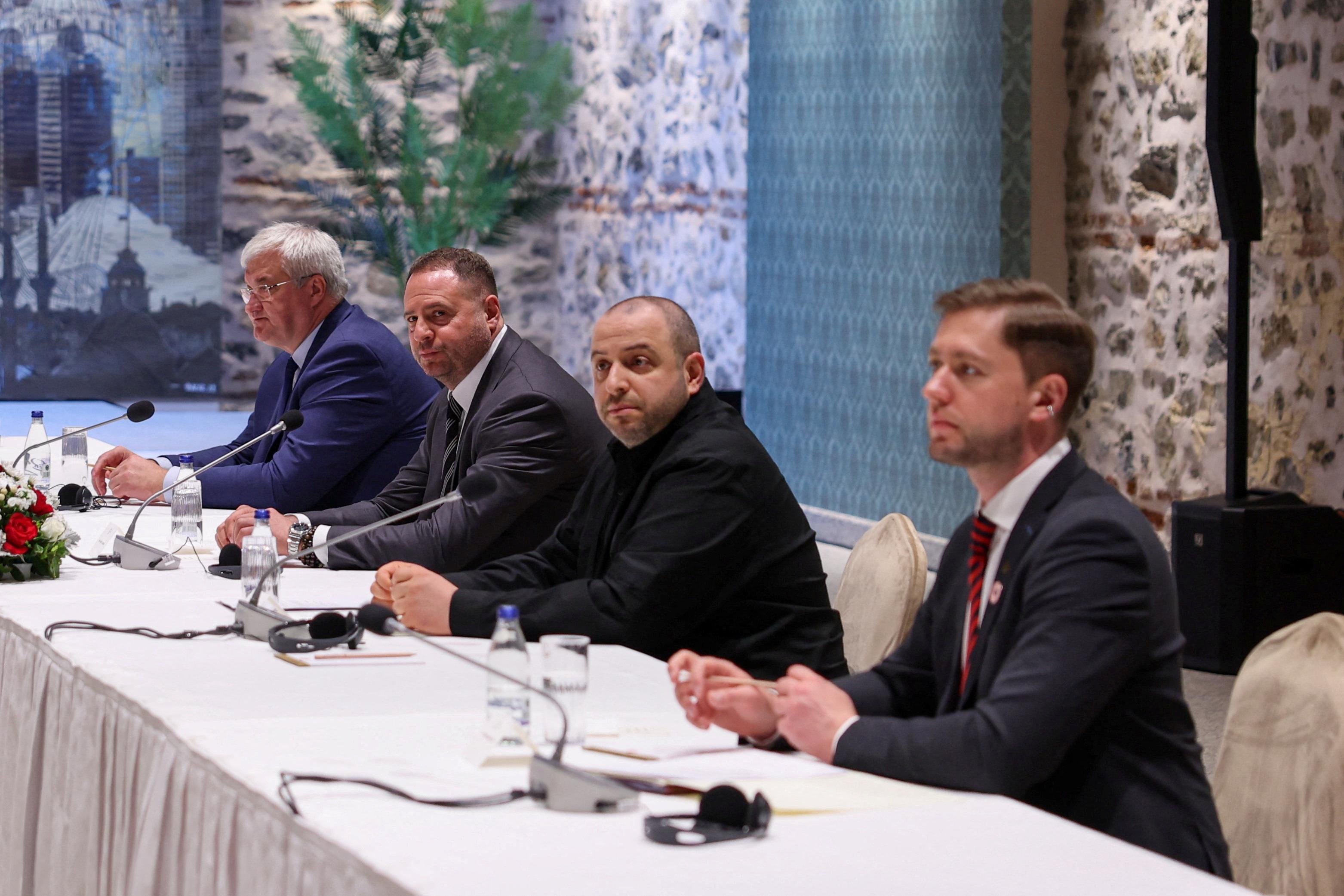 Ukraine sẵn sàng ngừng bắn vô điều kiện - 1