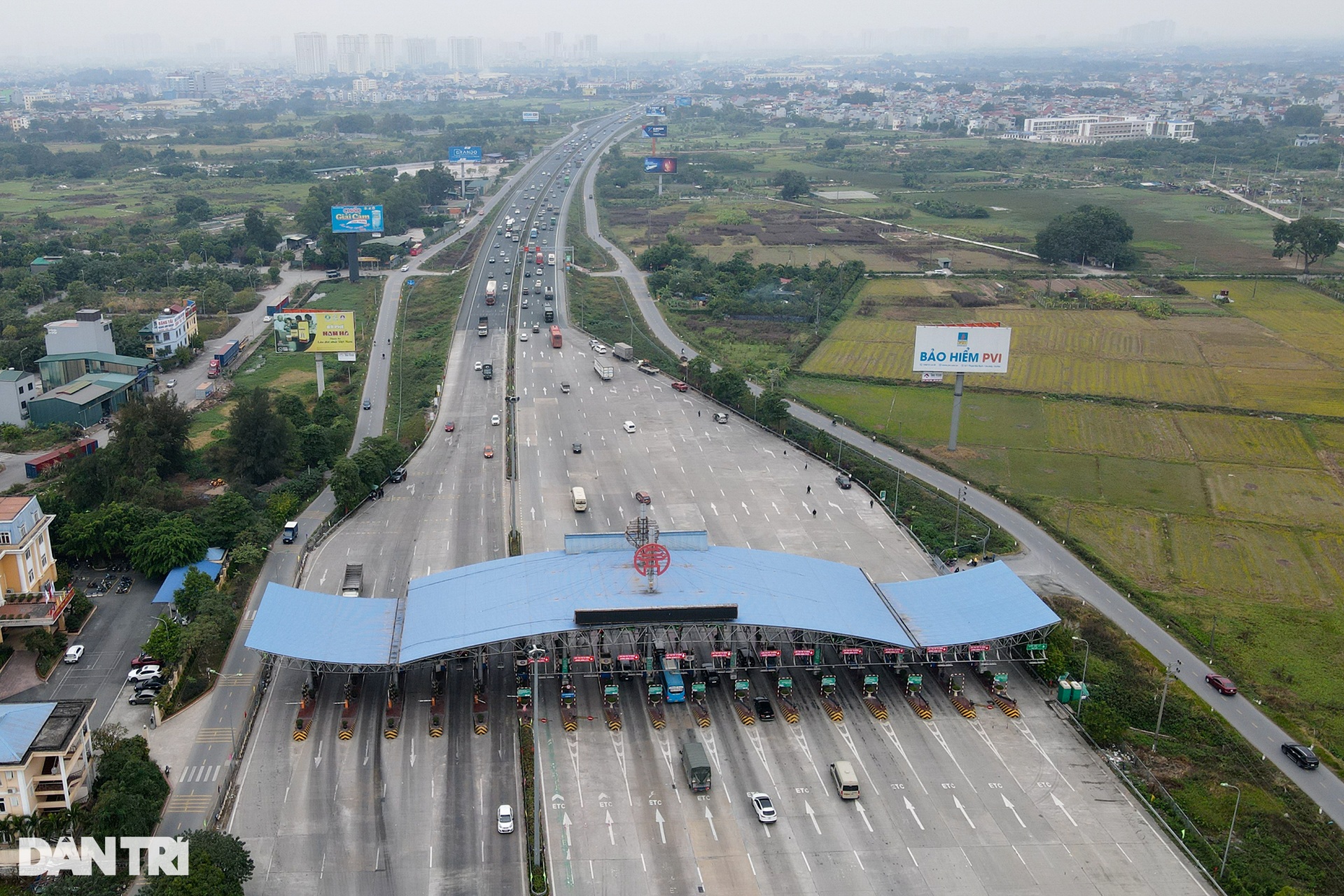 Người dân đổ xô về quê nghỉ Tết, đường vành đai 3 Hà Nội ùn tắc kéo dài - 15 Người dân đổ xô về quê nghỉ Tết, đường vành đai 3 Hà Nội ùn tắc kéo dài - 15