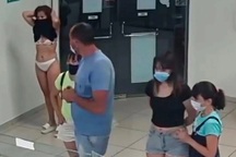 Clip cô gái thản nhiên cởi váy để dùng làm khẩu trang gây phẫn nộ dân mạng