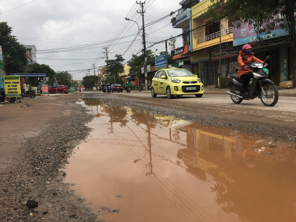 Ngán ngẩm con đường chi chít ổ gà, cứ mưa là ngập sâu giữa thành phố du lịch - 6 Ngán ngẩm con đường chi chít ổ gà, cứ mưa là ngập sâu giữa thành phố du lịch - 6