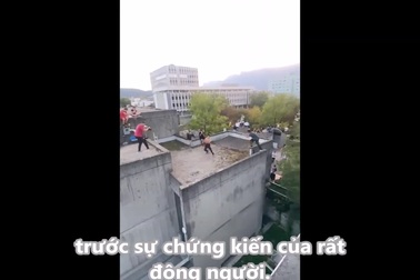 Chàng trai liều lĩnh nhảy lộn nhào giữa 2 mái nhà cao 20m