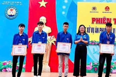 Tuyên dương nhóm học sinh cấp 3 dũng cảm đội mưa cứu người trong lũ
