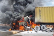 Xe đầu kéo bốc cháy sau va chạm liên hoàn, ít nhất 10 người bị thương