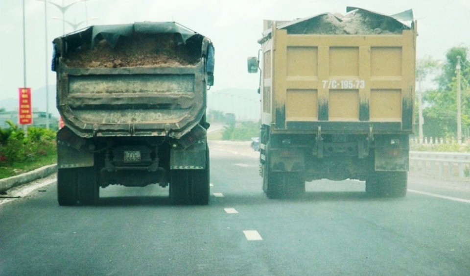 Đoàn xe “siêu tải” cày xéo quốc lộ nghìn tỷ vừa xây xong ở Bình Định - 5