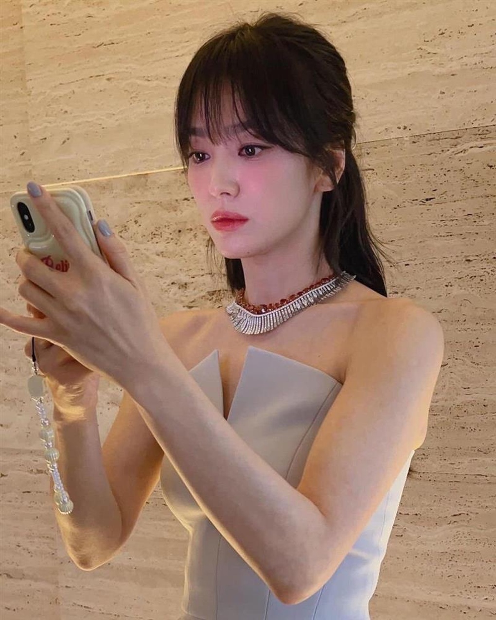 Song Hye Kyo xinh như công chúa với tạo hình mới, sắp đối đầu chồng cũ - 4 Song Hye Kyo xinh như công chúa với tạo hình mới, sắp đối đầu chồng cũ - 4
