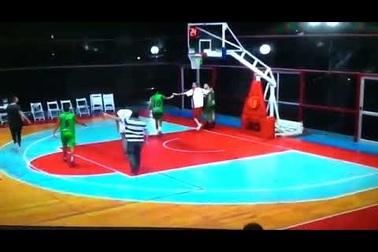 Bị bắt lỗi, VĐV bóng rổ xông vào đấm trọng tài túi bụi