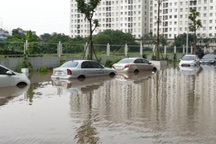 Hà Nội: Hàng loạt ô tô "chìm" trong dòng nước sau cơn mưa lớn